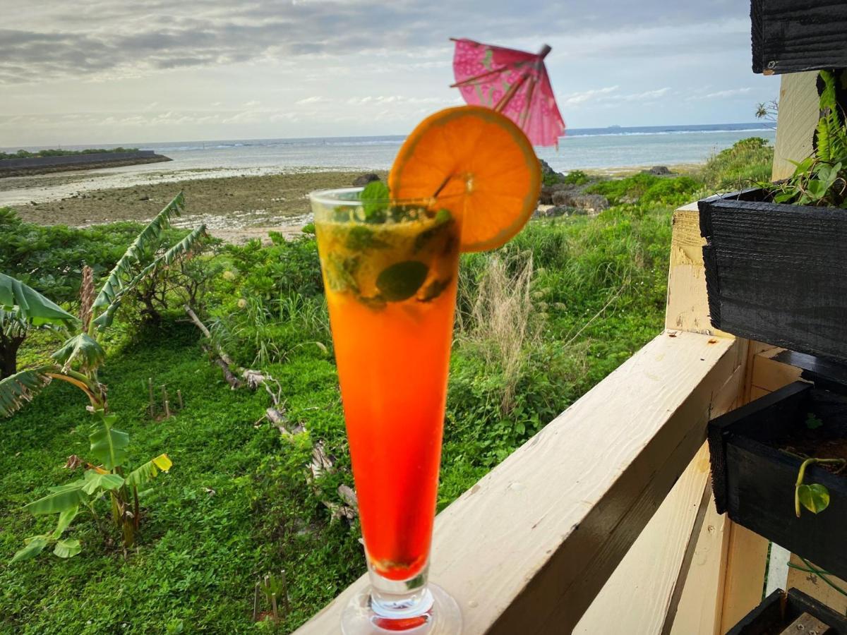 Ken'S Beachfront Cafe & Lodge, Bl2, Oceanfront And Free Canoe Rental Onna Ngoại thất bức ảnh