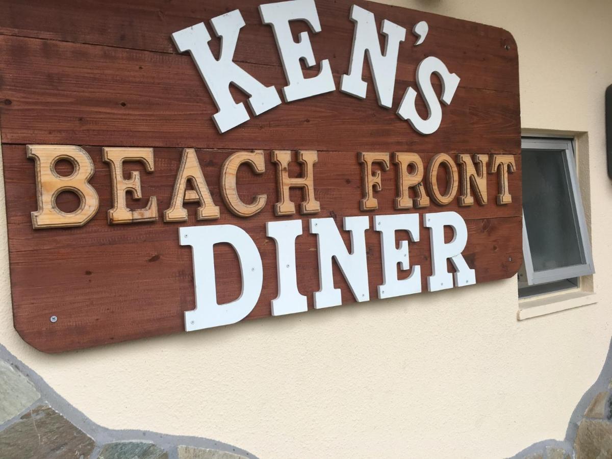 Ken'S Beachfront Cafe & Lodge, Bl2, Oceanfront And Free Canoe Rental Onna Ngoại thất bức ảnh